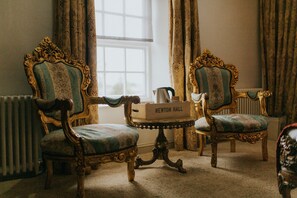 Dobbeltrom – deluxe | Safe på rommet, individuelt dekorert, skrivebord og strykejern/-brett