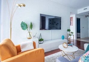 프리미어 아파트, 침실 3개, 발코니, 호수 전망 | 거실 공간 | 위성 채널 시청이 가능한 43인치 TV, 넷플릭스, 훌루