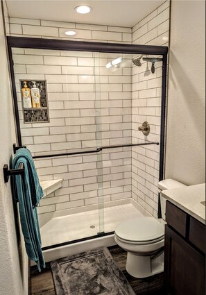 Douche, séchoir à cheveux, serviettes fournies, savon