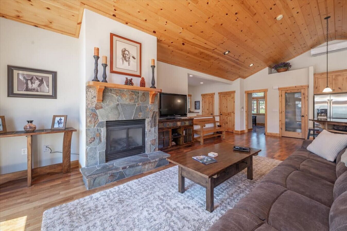 Télévision, cheminée