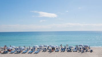 Una spiaggia nelle vicinanze
