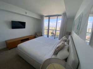 1 slaapkamer, een bureau, een strijkplank/strijkijzer, wifi