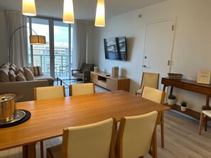 Interior - Perfect 1BR Escape: Beach Access, Pool & Gym Over the Canal (Hallandale Beach)