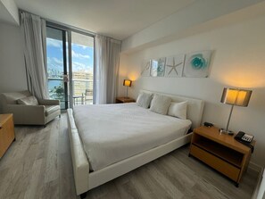 1 bedroom, desk, iron/ironing board, WiFi - Relaxing 1BR with Canal Views, Pool, Gym, and Beach Service Included (Hallandale Beach)