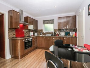 Fridge, electric kettle, toaster, cookware/dishes/utensils - The Lodge (Ambleside)