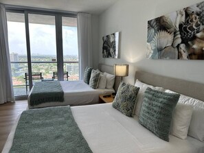 2 habitaciones, escritorio, tabla de planchar con plancha y wifi 