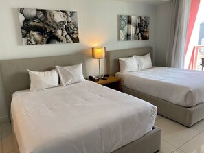 1 slaapkamer, een bureau, een strijkplank/strijkijzer, wifi