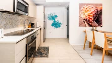 Réfrigérateur, micro-ondes, four, lave-vaisselle