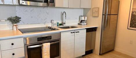 Réfrigérateur, micro-ondes, four, lave-vaisselle