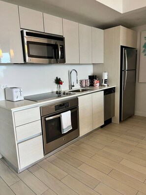 Refrigerador, microondas, horno y parrilla de estufa 