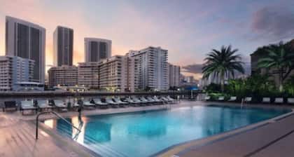 Tranquil Studio Beachside Haven with Pool, Gym & On-Site Dining