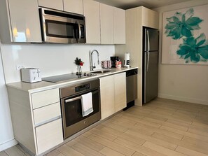 Een koelkast, een microgolfoven, een oven, een kookplaat