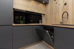 Apartamento, 2 habitaciones, balcón | Cocina privada | Microondas, horno, lavavajillas y utensilios de cocina