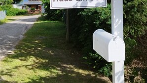 Un letrero que dice 'Ralph's Haus am See' en un poste blanco.