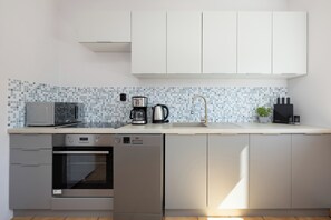 Microwave, dishwasher, coffee/tea maker, cookware/dishes/utensils - Źródlana Apartment Kołobrzeg by Renters (Kolobrzeg)