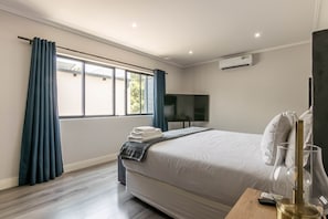 3 chambres, coffres-forts dans les chambres, ameublement personnalisé