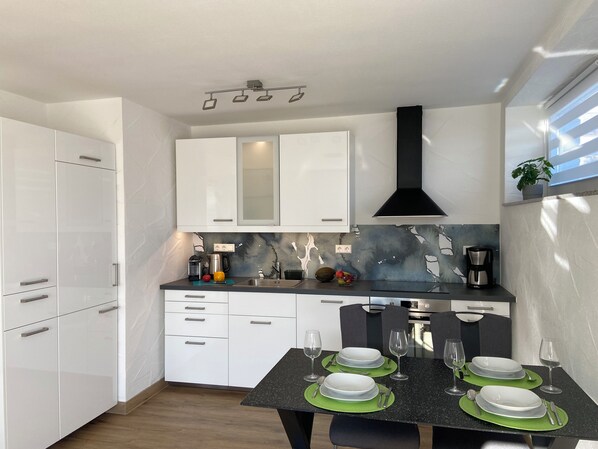 Køleskab, ovn, kogeplade, opvaskemaskine