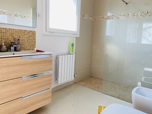 Bidet, Handtücher, Seife, Shampoo