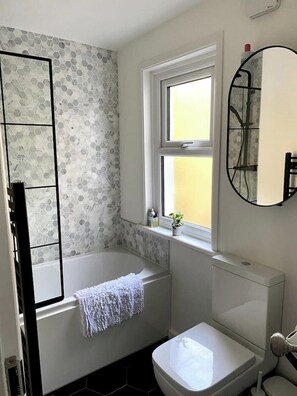 Hårføner, håndklær, såpe og sjampo