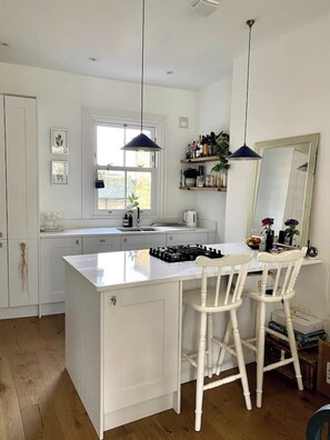 Kjøleskap, ovn, kokeplater og oppvaskmaskin