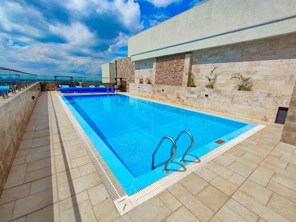 Outdoor pool - Elite Residence 1 bedroom Apartment (Nairobi)
