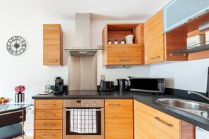 Réfrigérateur, micro-ondes, four, plaque de cuisson