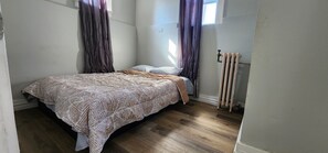 1 habitación, tabla de planchar con plancha, wifi y ropa de cama 