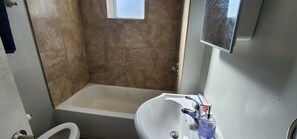 Toallas, jabón, papel de baño 