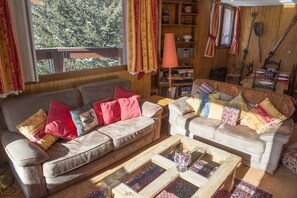 TV - Charming Ski Apartment in Courchevel 1850 (Courchevel)