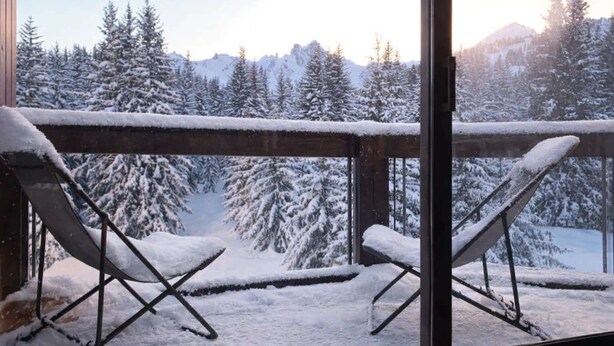 A snow-covered balcony with two chairs and a view of snow-laden trees and mountains. - Charming Ski Apartment in Courchevel 1850 (Courchevel)