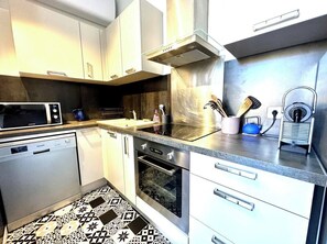 Kjøleskap, mikrobølgeovn, ovn og oppvaskmaskin