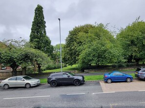 Property grounds - Spacious Flat Free Parking Fast Wi-Fi Visit Rochdale Manchester Oldham Bury (Rochdale)