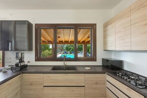 Fridge, microwave, stovetop, dishwasher