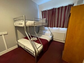 Triple Room | Iron/ironing board - St Nicholas Hotel Kenton (Harrow)