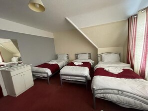 Kamar Quadruple | Setrika/meja setrika