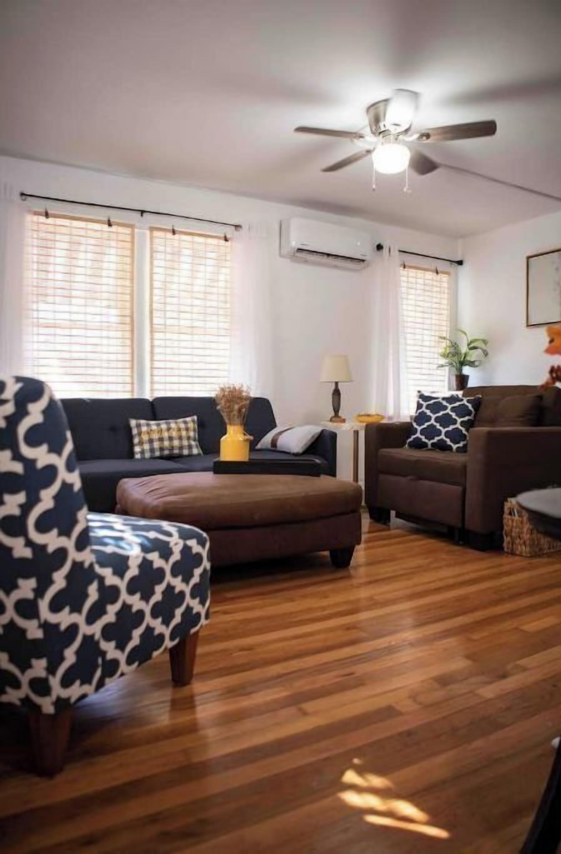 Cozy 1/1 upstairs garage apartment! 200 5-star ratings on the other platform!