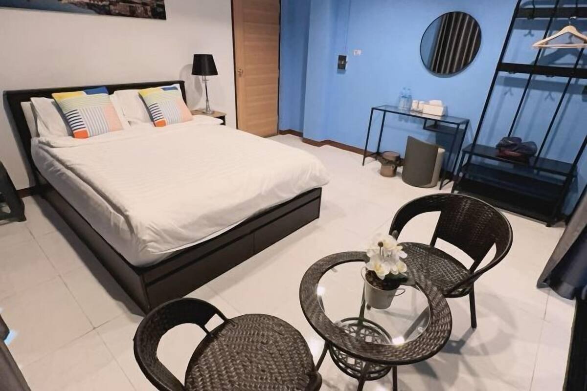 Soundproofing, WiFi (free), individually furnished, bed sheets