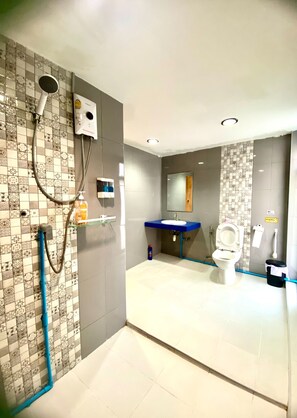 Shower, slippers, towels - Noc House (Bangkok)