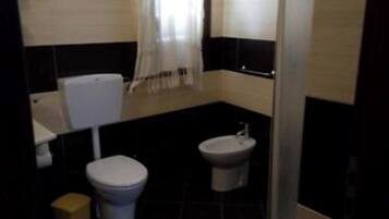 Dusche, Haartrockner, Bidet