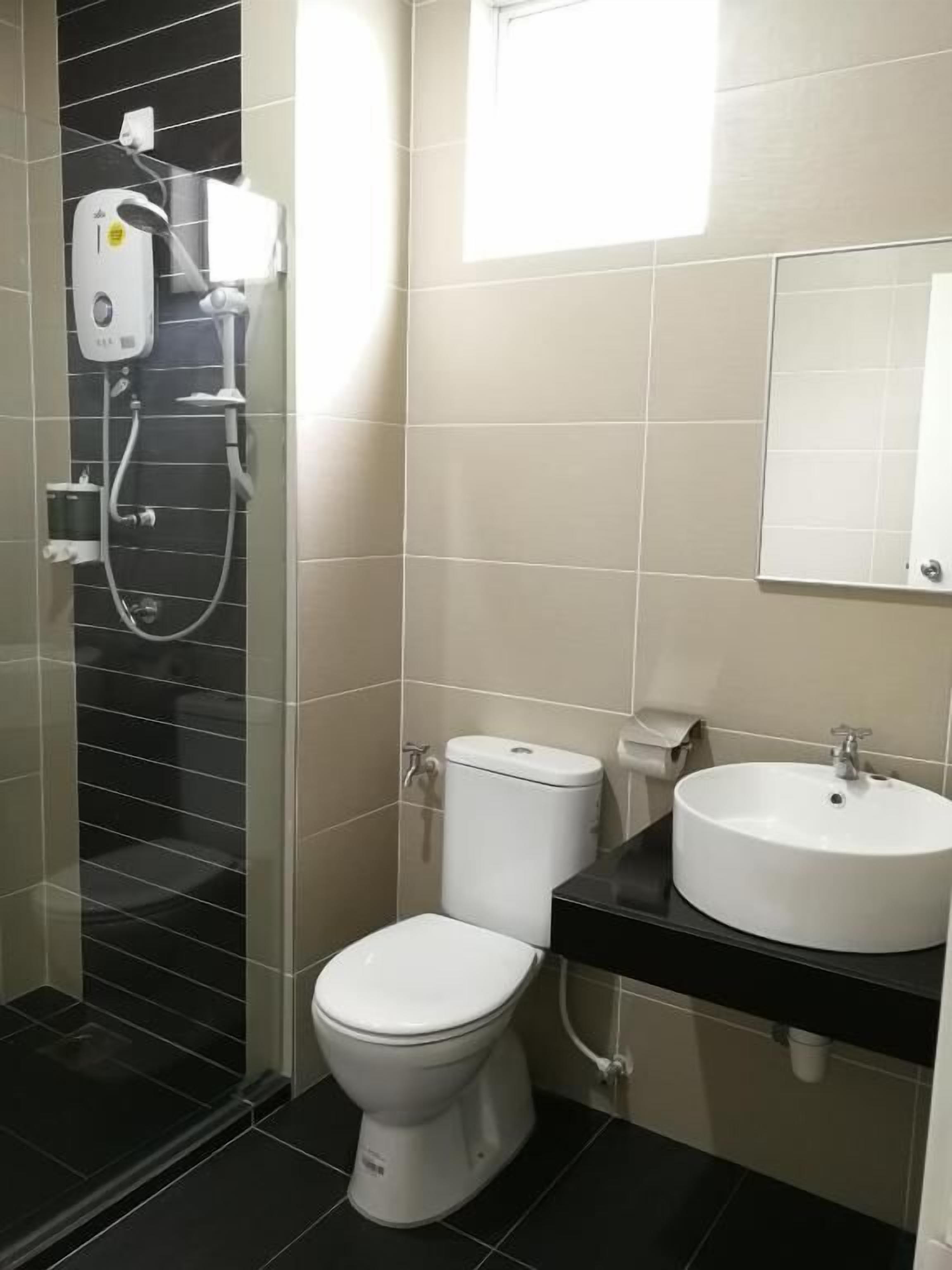 Een douche, een haardroger, pantoffels, een bidet