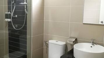 Chuveiro, secador de cabelo, chinelos, bidê