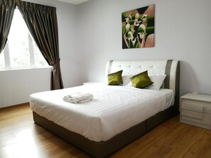 Escritorio y ropa de cama 