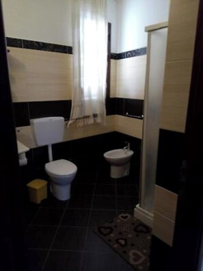 Een douche, een haardroger, een bidet