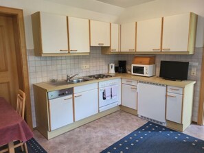 Kühlschrank, Mikrowelle, Ofen, Geschirrspüler