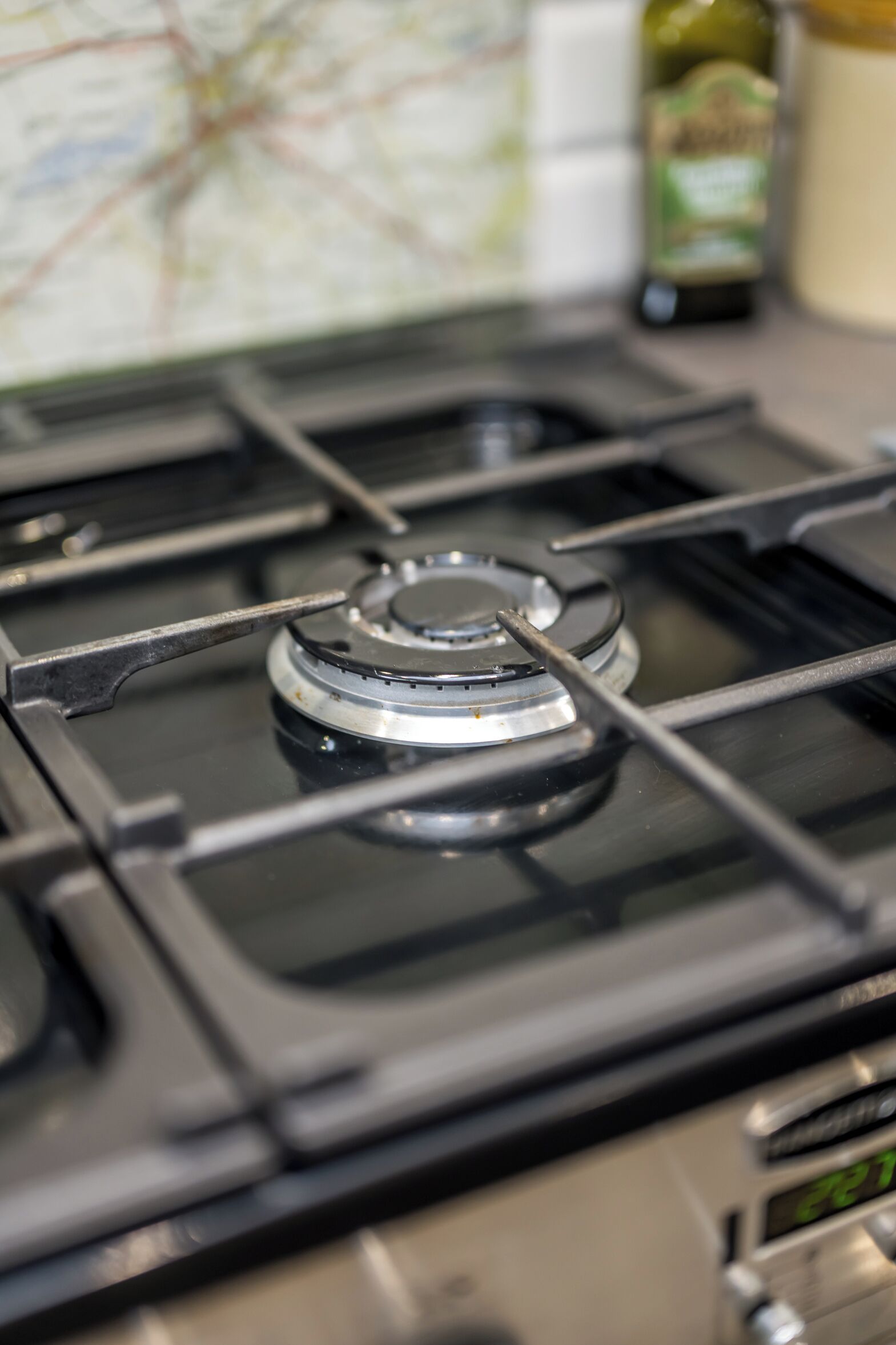 Gros plan sur le brûleur d’une cuisinière à gaz, avec une flamme bien visible.
