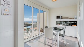 Una cocina moderna con comedor, ventanas amplias y vistas a la ciudad.