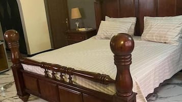 Quarto casal luxo | Ferros/tábuas de passar roupa, Wi-Fi de cortesia