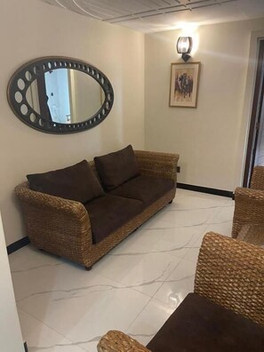 Lobby sitting area - Vorano Hotel Karachi (Karachi)