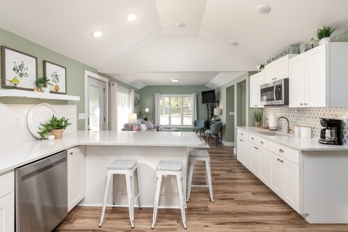 Relax & Unwind at Anna's Place! Stylish interior, gardens + a beautiful patio. 