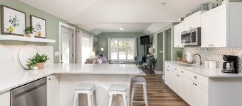 Relax & Unwind at Anna's Place! Stylish interior, gardens + a beautiful patio. 
